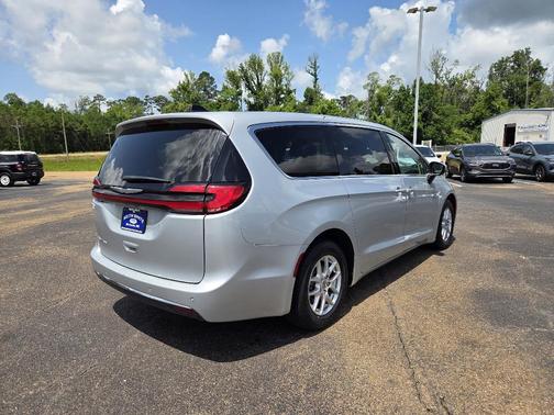 2023 Chrysler Pacifica Touring-L