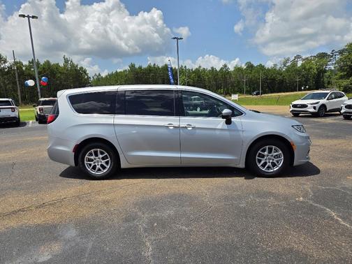2023 Chrysler Pacifica Touring-L