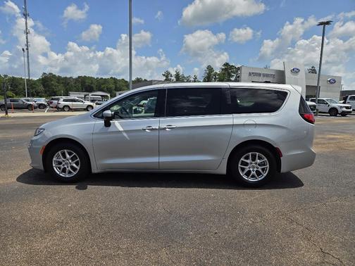 2023 Chrysler Pacifica Touring-L