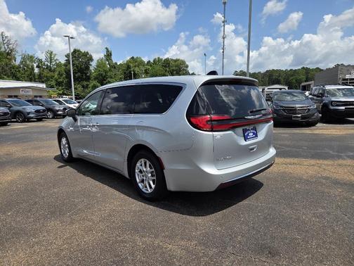 2023 Chrysler Pacifica Touring-L