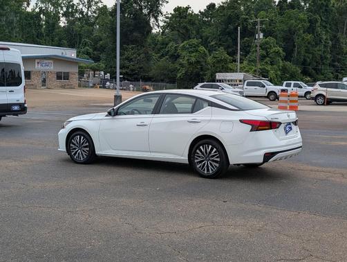 Glacier White 2025 Nissan Altima SV