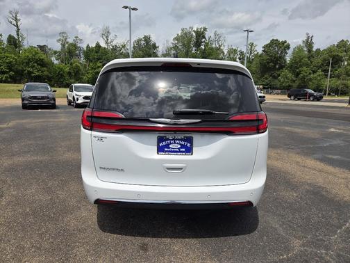 2023 Chrysler Pacifica Touring-L