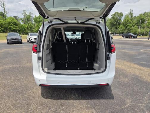 2023 Chrysler Pacifica Touring-L