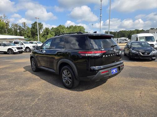 2022 Nissan Pathfinder SV