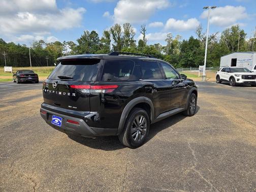 2022 Nissan Pathfinder SV