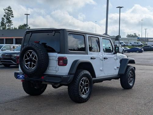 Bright White Clearcoat 2025 Jeep Wrangler Rubicon