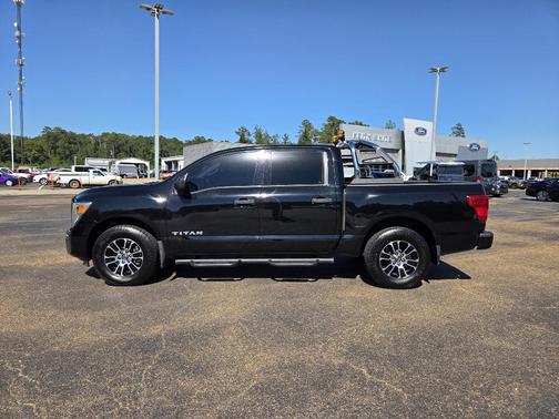 2022 Nissan Titan SV