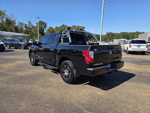 2022 Nissan Titan SV