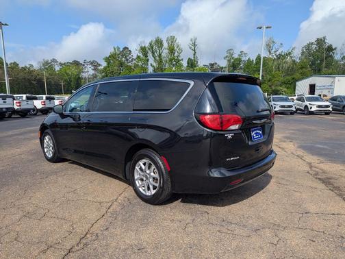 2022 Chrysler Voyager LX