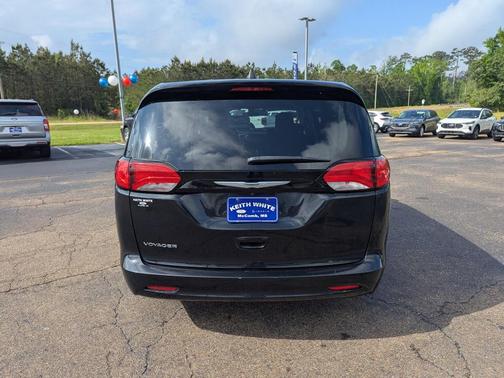 2022 Chrysler Voyager LX