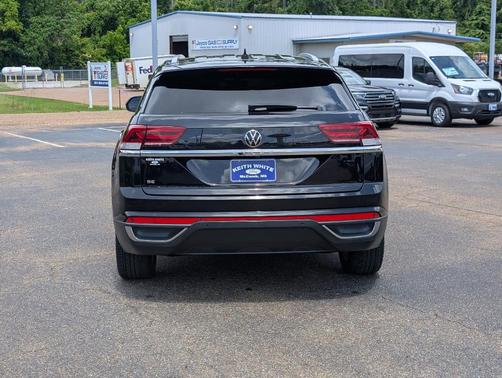 Deep Black Pearl Effect 2021 Volkswagen Atlas Cross Sport 2.0T SE w/Technology
