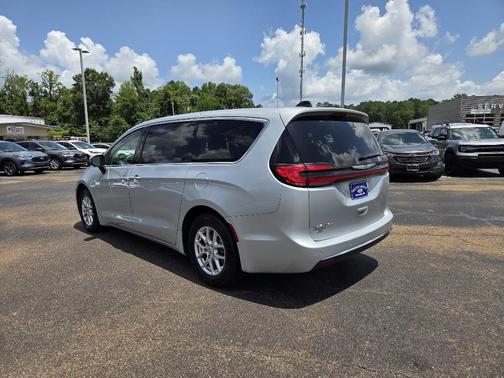 2023 Chrysler Pacifica Touring-L