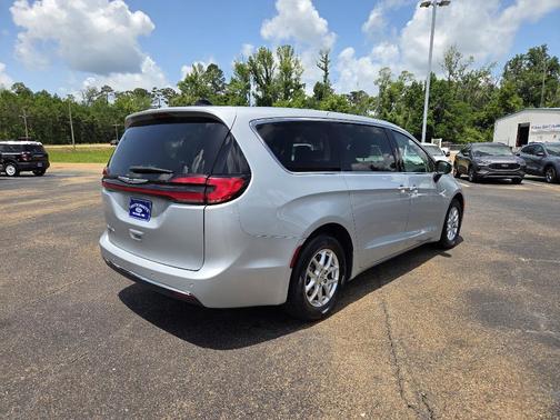 2023 Chrysler Pacifica Touring-L