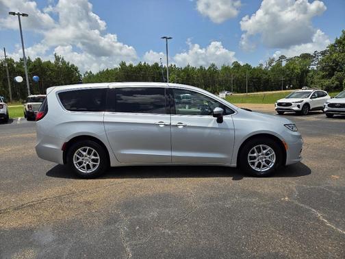 2023 Chrysler Pacifica Touring-L