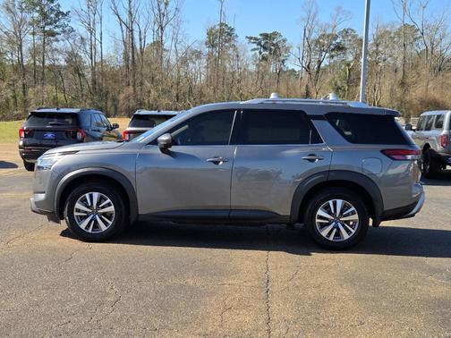 2022 Nissan Pathfinder SL