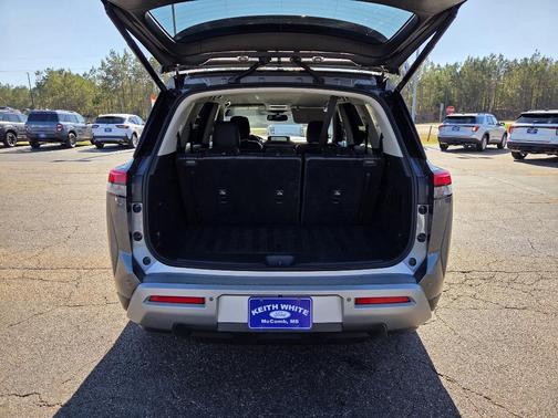 2022 Nissan Pathfinder SL