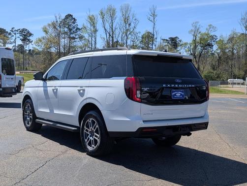 Star White 2026 Ford Expedition Active