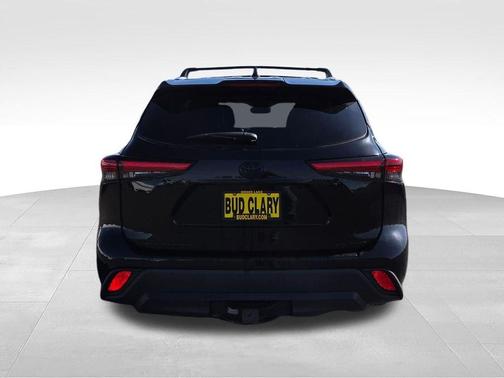 Black 2022 Toyota Highlander XLE