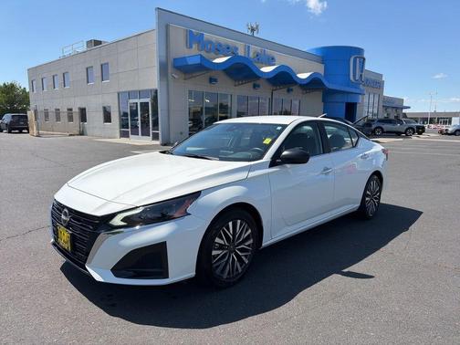 Glacier White 2025 Nissan Altima SV