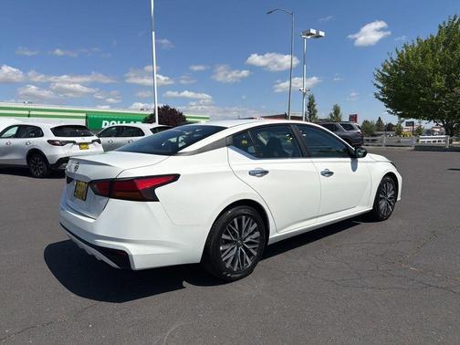 Glacier White 2025 Nissan Altima SV