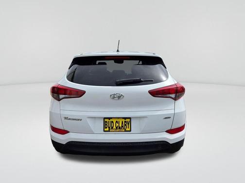 White 2018 Hyundai TUCSON SE