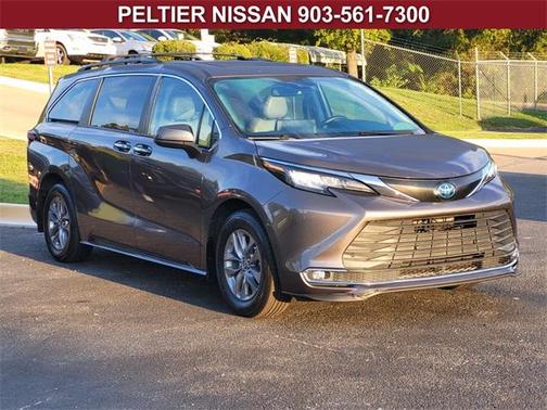 2022 Toyota Sienna XLE 8 Passenger