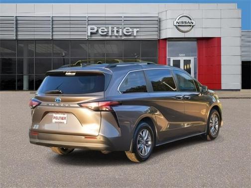 2022 Toyota Sienna XLE 8 Passenger
