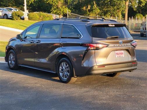2022 Toyota Sienna XLE 8 Passenger