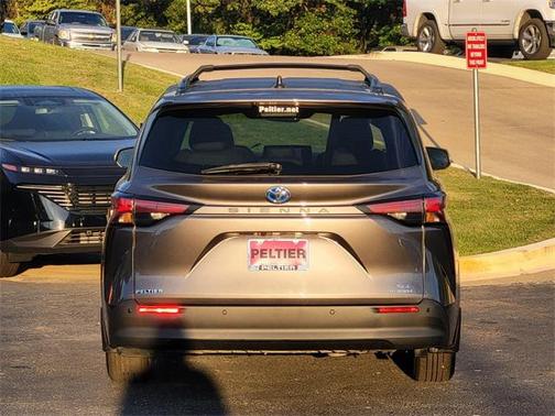 2022 Toyota Sienna XLE 8 Passenger