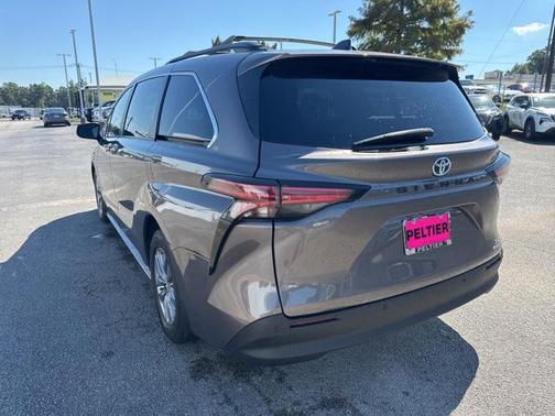 2022 Toyota Sienna XLE 8 Passenger