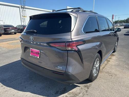 2022 Toyota Sienna XLE 8 Passenger