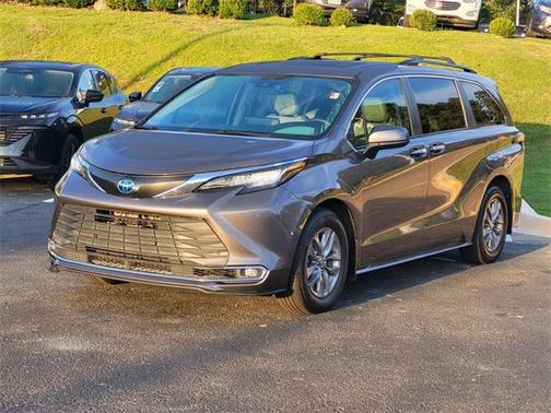 2022 Toyota Sienna XLE 8 Passenger