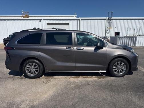2022 Toyota Sienna XLE 8 Passenger