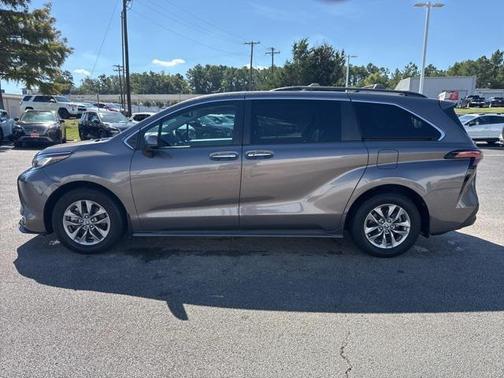 2022 Toyota Sienna XLE 8 Passenger