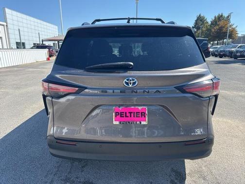 2022 Toyota Sienna XLE 8 Passenger
