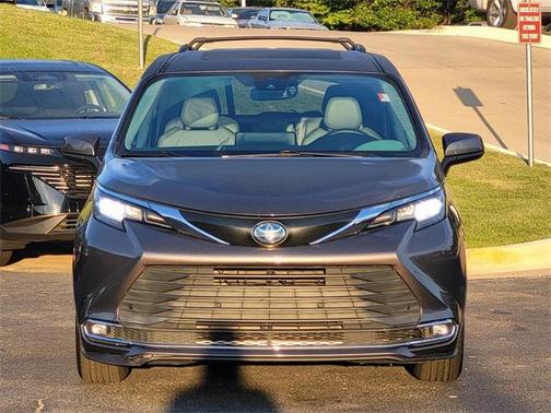 2022 Toyota Sienna XLE 8 Passenger