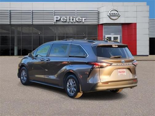 2022 Toyota Sienna XLE 8 Passenger