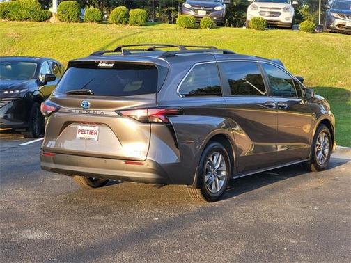 2022 Toyota Sienna XLE 8 Passenger