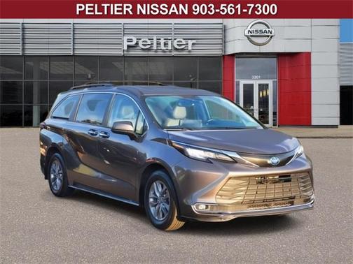 2022 Toyota Sienna XLE 8 Passenger