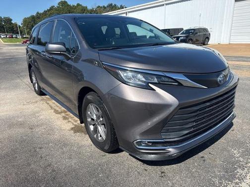 2022 Toyota Sienna XLE 8 Passenger