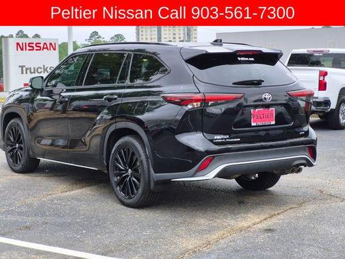 Midnight Black Metallic 2024 Toyota Highlander XSE