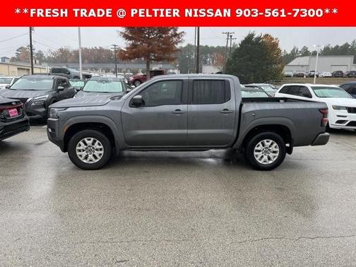 Photo 2 of 7 of 2022 Nissan Frontier SV