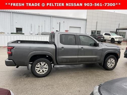 Photo 3 of 7 of 2022 Nissan Frontier SV