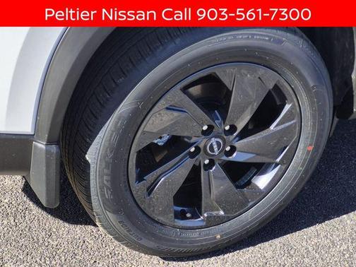 Everest White Pearl Tricoat 2026 Nissan Rogue SV