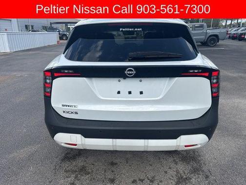 Aspen White Tricoat 2025 Nissan Kicks SV