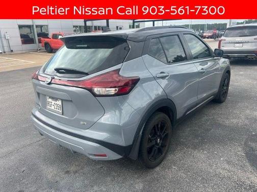 Boulder Gray Pearl/Super Black 2021 Nissan Kicks SR