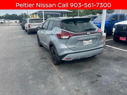 Boulder Gray Pearl/Super Black 2021 Nissan Kicks SR