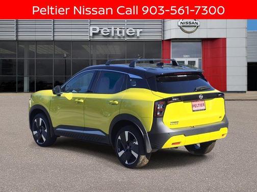 Yuzu Yellow Metallic/Super Black 2025 Nissan Kicks SR