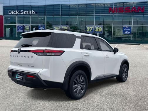 2024 Nissan Pathfinder SV