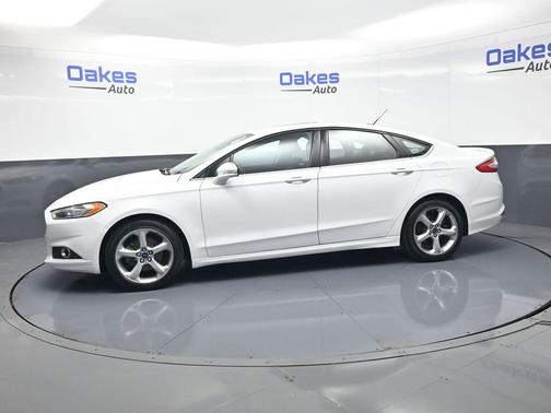 OXFORD WHITE 2016 Ford Fusion SE